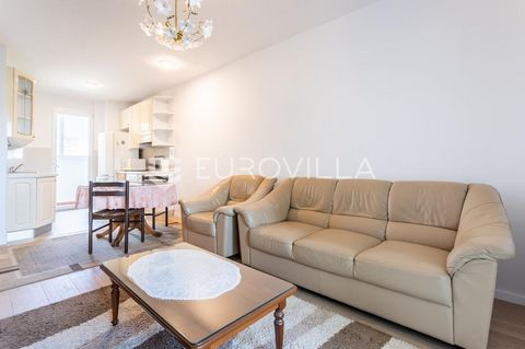 Split, Bol, Dubrovačka street, comfortable three-room apartment available for a period of at least 1 year.Available for office purposes (lawyer, architectural, accounting service...).Located on the second floor of a building with an elevator. East-we...