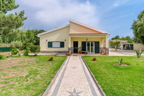 Family house on a 5000m2 urban plot. 20 minutes from Lisbon, we find this house on a plot of land as far as the eye can see. Urban land with enormous potential. The house, completely renovated with excellent quality materials, had 3 bedrooms, one of ...