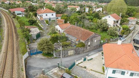 Beschreibung Einfamilienhaus mit 3 Schlafzimmern zur Restaurierung in Vila Fria, Viana do Castelo. Dieses Haus besteht aus: Wohnzimmer; Esszimmer; 3 Schlafzimmer; Küche; Eine Terrasse ist ebenfalls vorhanden. Kommen Sie und entdecken Sie diese Gelege...