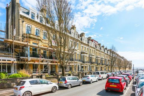 This stylish bespoke apartment located in Hove’s most central of all the prestigious avenues is adorned throughout with period features whilst also finished with modern elegance, great attention to details using top craftmanship to achieve understate...