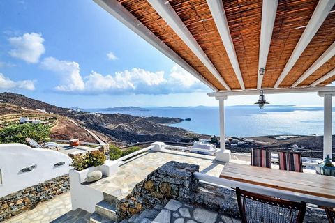 Schöne Maisonette mit Panoramablick auf das Meer, in einem luxuriösen Komplex ägäischer Architektur, in leicht zugänglicher Lage, nur 12 Autominuten vom Hafen von Mykonos entfernt. Wenn Sie sich für die Anreise mit dem Flugzeug entschieden haben, dau...