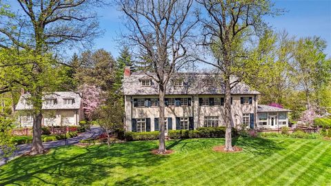 Available for the first time in more than 30 years, this elegant estate in coveted East Brentmoor Park, is situated on 2.06 beautifully manicured acres. Enter the home through the dramatic foyer, leading into a gracious living room and adjoining wood...