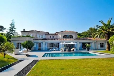 In the heart of a renowned secure estate, this beautiful villa is nestled in a landscaped park of 2,400 m² with a swimming pool. On the ground floor, it offers a reception area with a cathedral ceiling and 2 ensuite bedrooms. On the first floor, you'...