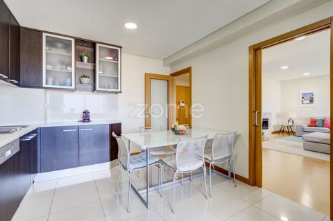 Identificação do imóvel: ZMPT561480 This charming 3-bedroom apartment is located in Lamaçães, on Maria Ondina Braga Street. Upon entering, you'll find a spacious entrance hall that leads to different areas of the house.The kitchen is roomy and equipp...