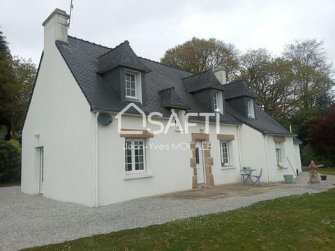I am pleased to offer you, located in the charming town of Châteauneuf-du-Faou (29520), this Neo-Bretonne house on a plot of 1307 m², thus offering a generous and pleasant outdoor space. Benefiting from an ideal location, it is close to schools and a...