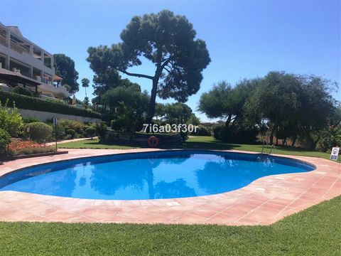 Beautiful 2 bedroom, 2 bathroom, Groundfloor apartment (106 m2) + huge terrace (100 m2) in Selwo, Estepona This spacy 2 bedroom, 2 bathrooms apartment is in a perfect condition and is sold with furniture and fully equipt kitchen. From the west facein...