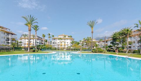 Third floor west facing very private apartment in a fantastic location only 10 minute walk to Puerto Banus, amenities nearby. This modern apartment is located in a large gated development with 24h security and just a 10 minute walk from Puerto Banus ...