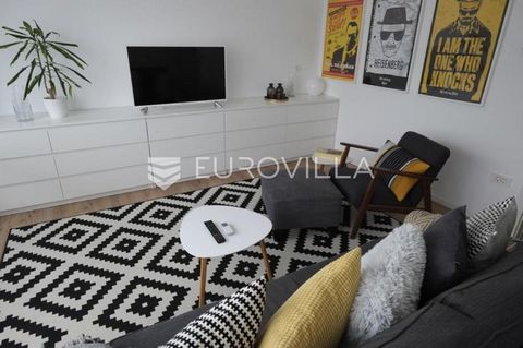 Zagreb, Trešnjevački plac, nicely decorated and functional three-room apartment NKP 60m2 Description: Fully furnished and equipped Functional and luxuriously decorated A prime location with plenty of daylight and a view of Medvednica Anti-theft door ...