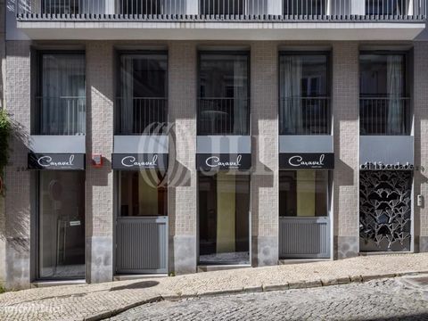 Loja com rentabilidade com 127 m2 de área bruta privativa, distribuída por dois pisos, junto à Avenida da Liberdade, em Lisboa. Atualmente está arrendada, o contracto termina em 2025 e o valor da renda é de 3.500€ mensais. Inserida num edifício recen...