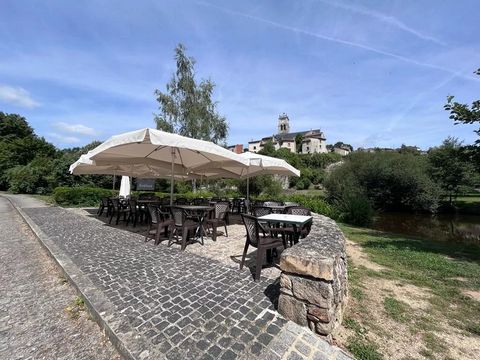 Situated right by the river and nestled in amongst the park with views of the iconic stone bridge and church is this bar & restaurant which has been trading locally for over 18 years. You have in place a full licence 4 and a takeaway licence. Having ...