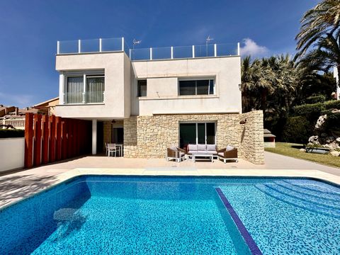 FABULOUS INDEPENDENT VILLA OF 300M2 IN CABO DE LAS HUERTASDiscover this fabulous independent villa of 300m2 and a plot of 700m2 in Cabo de las Huertas, one of the most coveted areas in the province, where you are just a 5-minute walk from its wonderf...