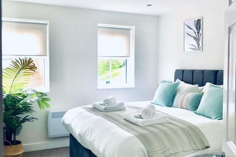 Welcome to Sojo Stay Slough, featuring our elegant 2-bedroom apartments, perfect for up to 3 guests. Enjoy a comfortable stay with a double bed and a single bed & WiFi. Conveniently located just 4 miles from Windsor Castle and a 3-minute walk from th...