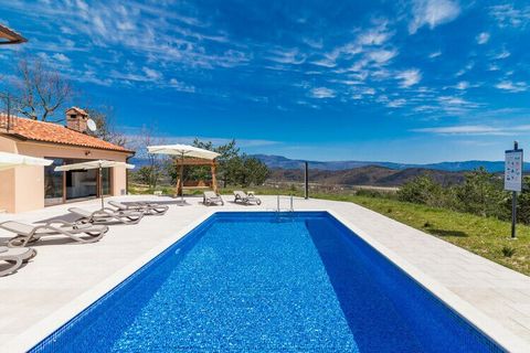 Villa Mirna - een villa in Istrië met een zwembad, rustgevende geuren van de natuur en een fantastisch uitzicht op de omliggende heuvels.
