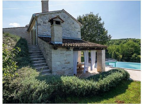 Een prachtige luxe stenen villa met een prachtig zwembad omgeven door groen.