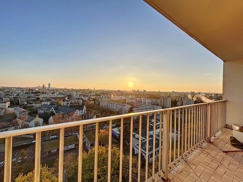In a beautiful well-maintained condominium, located 10 minutes from the Basilica Metro and the RER D Line H station. On the sixteenth floor, come and discover this 5-room apartment comprising: An entrance, double living room opening onto a balcony wi...