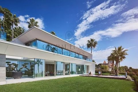 Villa Iloana, une oasis contemporaine nichée au cœur d'un domaine privé sécurisé à Cannes, se dévoile comme une résidence d'exception offrant une vue sur la mer et les îles de Lérins. Le rez-de-chaussée s'étend sur un vaste séjour/salle à manger qui ...