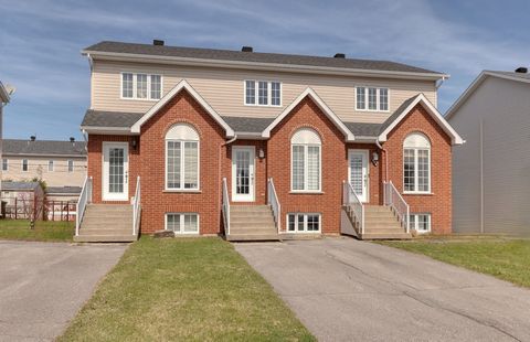 Looking for your first home? Look no further! This townhouse is the perfect opportunity for first-time buyers. In a strategic and peaceful area, it offers an ideal living environment. Right next to the hospital, close to amenities, parks and schools ...