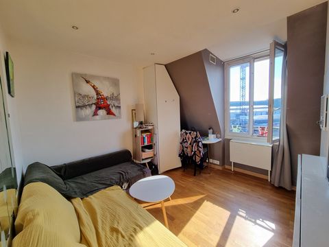 Very well located, boulevard de l'hôpital, on the top floor, with elevator, of an old building, you will find this charming studio, very well optimized, without loss of space. With a surface area of 12.34 m2, in Carrez and 13.69 m2, on the ground, it...