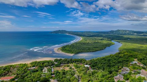 ID# 117083. Extenso terreno en venta en Playa Tamarindo, Guanacaste. 607,398 m2 de terreno, US$4,400,000. Presentamos una propiedad excepcional ubicada en la pintoresca Playa Tamarindo, Guanacaste, una joya de la región. Con un vasto terreno urbaniza...