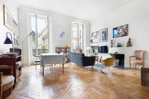 Faubourg Saint-Denis district, on the 1st floor of a late eighteenth century building without elevator, a beautiful apartment of 91 m2 Carrez (100 m2 on the ground) with 3.50 m ceiling and an unobstructed view of the perspective of rue Martel, compri...