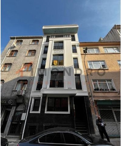 Appartement te koop is gelegen in Fatih. Fatih is een wijk aan de Europese kant van Istanbul. Het is vernoemd naar de Ottomaanse sultan Mehmed de Veroveraar (Fatih Sultan Mehmed), die in 1453 Constantinopel veroverde en het Ottomaanse Rijk stichtte. ...