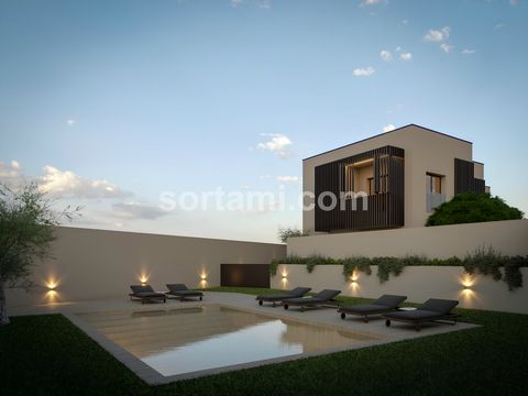 Magnificent three-bedroom townhouses in Portimao! These houses offer the perfect balance between comfort and privacy. With three spacious bedrooms, which of one en-suite, all on the first floor. The ground floor comprises a living room and kitchen in...