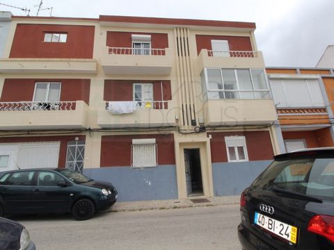 1 bedroom flat in Baixa da Bathtub with 47,400 m2 of gross private area. The flat will be refurbished. Room 9 mt2, crown moulding with LED's; Room 12.32 mt2 with sunroom of 1.72 mt2; Hall 4.23 mt2; WC 2.64 m2 complete with shower tray; Kitchen 9.6 mt...