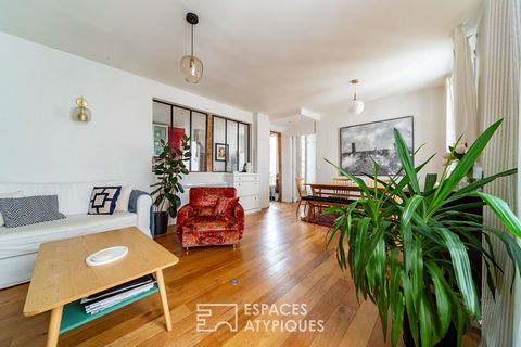 Between the Canal de l'Ourcq and Buttes Chaumont and in the heart of the shopping district of Laumière, this 94m2 apartment (59.62m2 Carrez) is located on the top floor of a late 19th century building. The entrance is on the 3rd floor, without elevat...