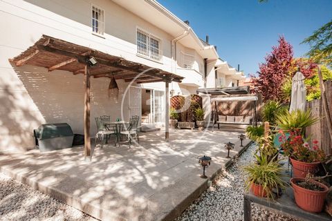 RENOVATED SEMI-DETACHED HOUSE WITH GARDEN AND SWIMMING POOL aProperties presents this magnificent corner townhouse, built in 2003 and renovated in 2020, located in a quiet street between the Renfe station and Avenida de Europa. The house enjoys abund...