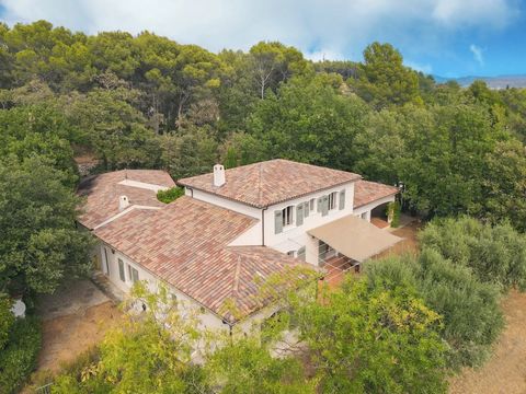 This superb property perched on the heights of Draguignan offers tranquility and a beautiful view of the Maures mountain range. With 285 square metres of living space, it features a spacious entrance, an elegant living room with a Louis XVI-style fir...