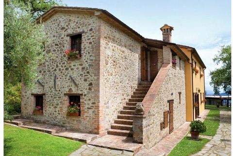 Prachtige villa met zwembad en panoramisch terras, gelegen op het platteland van Umbertide, in de regio Umbrië, vlakbij de grens met Toscane.