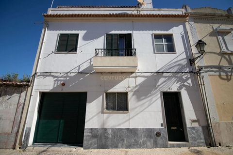 Villa de 3 chambres avec vue sur la rivière dans le centre d'Alcochete Maison au centre du village pittoresque d'Alcochete, près de la rivière et des espaces verts. Elle dispose d'un garage avec portail automatique, air conditionné, dans le RC il y a...