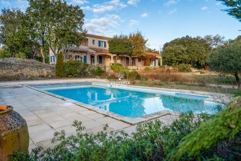 Provence Home, l'agence immobilière du Luberon, vous propose à la vente, une maison familiale située dans un quartier recherché et particulièrement calme sur les hauteurs de ce beau village de Cabrières d'Avignon, à 6 km de Gordes. La maison, bâtie e...