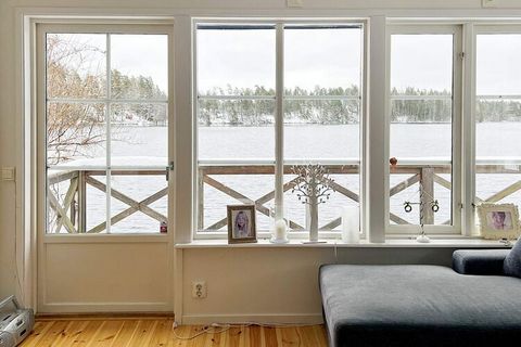 Welcome to beautiful Småland and to this cozy cottage on the banks Stensjön. Here you will find a great cottage with a real golden location. Directly at the lake's edge, this cottage is perfect for 4 people. The patio faces the lake and here you can ...