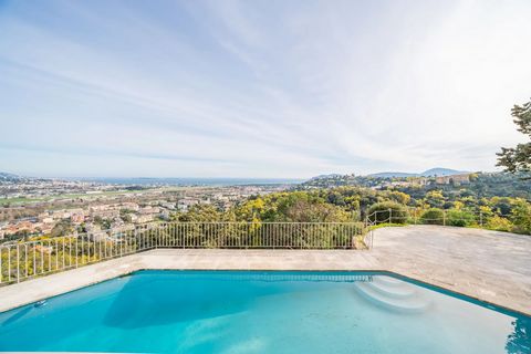 Ideally located on the hill of Capitou, just 10 minutes from beaches, mountains, and the port of La Napoule, this charming villa enjoys a dominant position with sunlight throughout the year.Perfectly peaceful and secluded, it features a living room w...