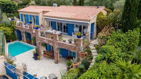 Op een paar minuten van het dorp Théoule-sur-Mer, genietend van een uitzicht op de baai van Cannes en de Esterel, charmante familievilla van 221 m2 met prachtig zwembad en vrij uitzicht. Op de begane grond komt de villa uit op een ruime entree met ka...