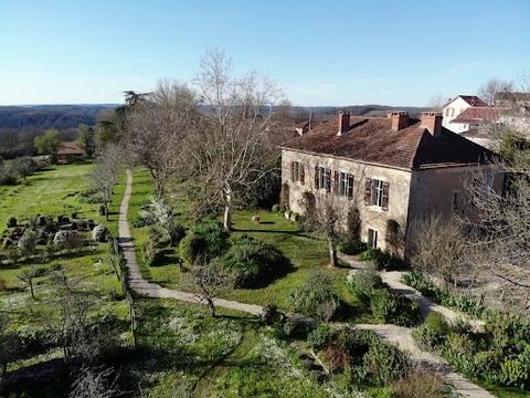Located on one of the best exposed hillsides of the valley, away from all nuisances and surrounded by a very beautiful park, this property has a privileged location both by the surrounding nature and by its distant views. The village of Montcuq is on...