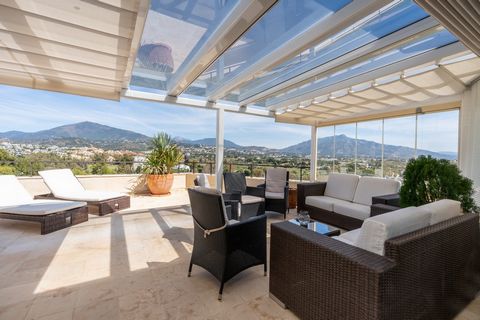 Experimente la vida de lujo en este impresionante ático situado en el prestigioso club de golf Atalaya. Disfrute de impresionantes vistas al mar, a la montaña de La Concha y al campo de golf desde la comodidad de sus 160 m2 de espacio interior y 80 m...