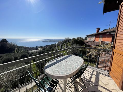 This cozy three-room apartment is located in Tresnico, a quiet hamlet of Gardone Riviera, nestled in the quiet of the mountains and with a truly spectacular lake view. Located on the second floor of an elegant residence, the apartment is ideal for th...