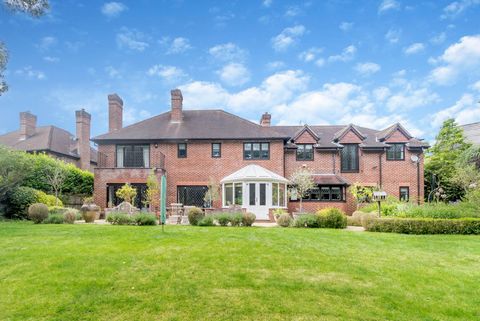 With an abundance of entertaining space, both inside and outside, you enter Cleeve House into a generous galleried entrance hall with tiled floor and providing access to both the extremely impressive kitchen/breakfast/family room, the double receptio...