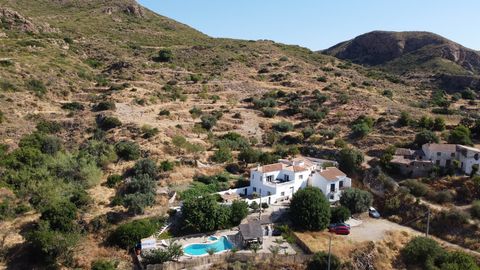 Deze charmante woning in de heuvels van Bedar met tweede huis bevindt zich op 30 minuten van de stranden van Mojacar. De eigendom bestaat uit een hoofdwoning met drie slaapkamers en twee badkamers, een tweede huis met twee slaapkamers en twee badkame...