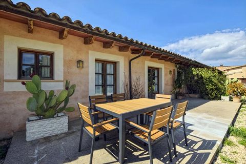 La finca avec piscine privée est merveilleusement située au milieu d'un vignoble majorquin à la périphérie de Santa Marie. La ville de Santa María est située au nord de la capitale, Palma de Majorque, et constitue un point de départ Idéal pour toutes...