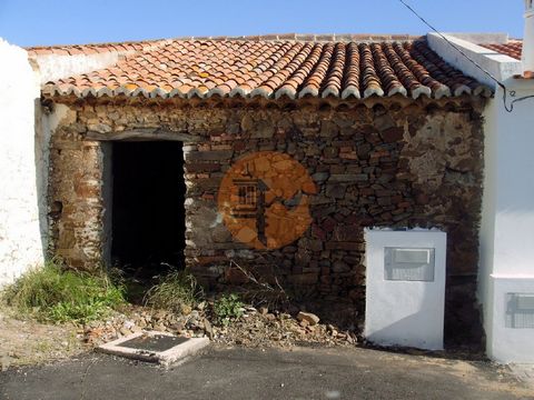 Einstöckiges Haus zum Umbauen, mit 80m², bestehend aus 3 Zimmern und 2 Fronten. Das Hotel liegt in einem schönen Dorf (Corte Nova), in der Gemeinde Odeleite, in Castro Marim, 20 Minuten von Vila Real de Santo António und Spanien entfernt. 20 Minuten ...