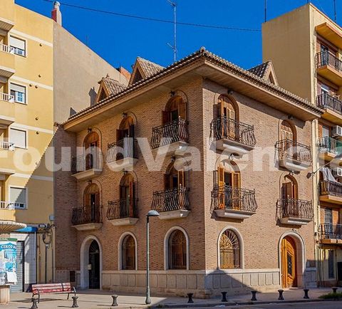 Uitzonderlijk Hoekpand met Lift in Castellar-Oliveral, Valencia Found Valencia presenteert dit schitterende hoekgebouw, ongetwijfeld een van de meest opvallende in de wijk Castellar-Oliveral. Met 663 m² aan bebouwde oppervlakte plus 150 m² aan terras...