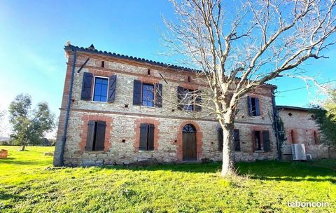 Située à Verfeil (31590), cette propriété bénéficie d'un environnement paisible en campagne, idéal pour les amateurs de tranquillité. À proximité immédiate, on trouve des écoles, un lycée, un collège et une crèche, offrant ainsi un cadre de vie famil...