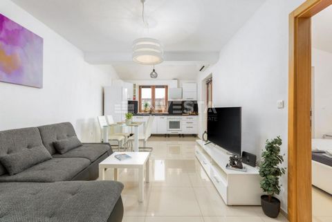 Te koop, een moderne appartement gelegen in de buurt van het centrum van Pula. Dit appartement biedt toekomstige eigenaren alles wat nodig is voor een veilig en rustig leven, evenals alles wat nodig is voor een veilige terugkeer op investering door m...