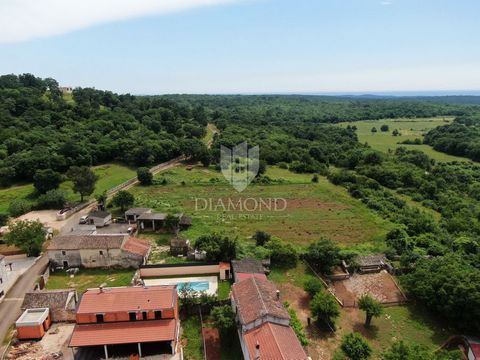 Location: Istarska županija, Bale, Golaš. Istrien, Bale – Attraktives Baugrundstück mit Panoramablick Dieses großzügige Baugrundstück mit einer Fläche von 2.382 m² bietet eine perfekte Kombination aus Privatsphäre und guter Erreichbarkeit. Es liegt a...