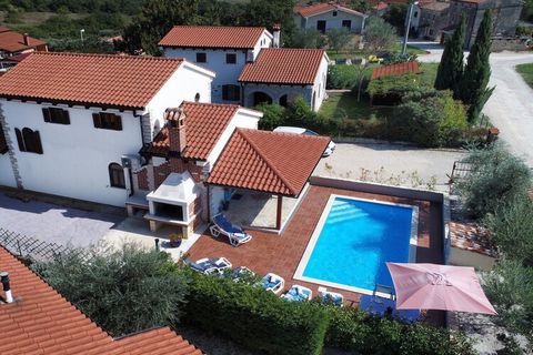 La villa à Višnjan possède 3 chambre(s) et Capacité pour 7 personnes. Logement de 150 m² confortable et totalement équipé, avec vue sur le jardin et la piscine. La location se trouve à 400 m du super-marché, 500 m de la ville 