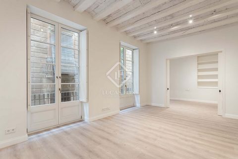 This magnificent 3-bedroom, 2-bathroom apartment was recently renovated with exquisite finishes and luxury details, and is also located in the heart of Barcelona. This beautiful, modern home is located in a very elegant and historic building, and has...