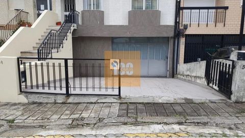 Armazém na Prelada com 200 m². - Possui dois lugares de garagem - Uma casa de banho completa - Dois escritórios facilmente reversíveis - Espaço interno totalmente coberto, com capacidade de armazenar até treze carros - Portão elétrico - Zona residenc...